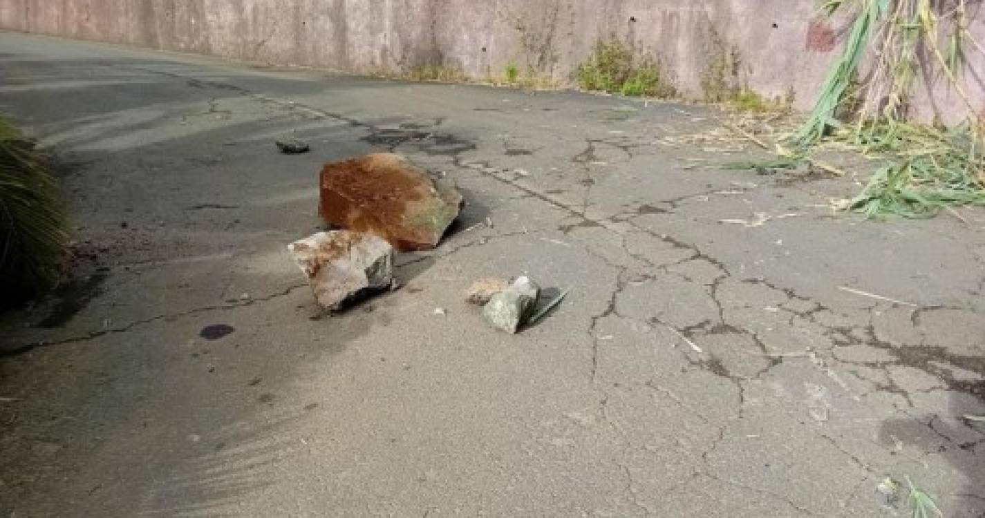 Derrocada atingiu viatura na Fajã das Galinhas (com fotos)