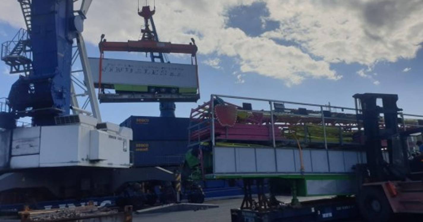 Equipamentos para a feira de Natal no Funchal descarregados no Caniçal (com fotos)