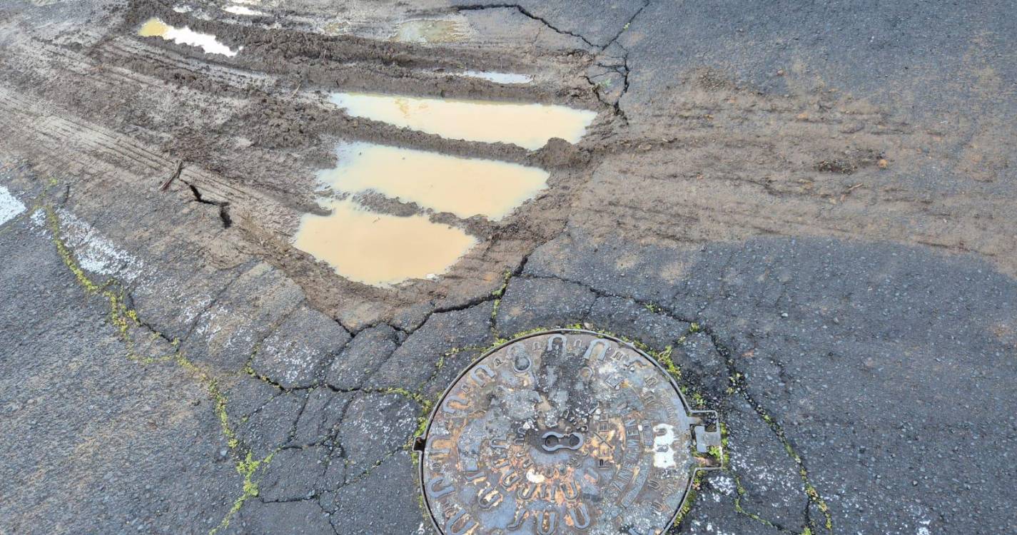 Buraco tapado com terra gera constrangimentos na Ribeira Brava