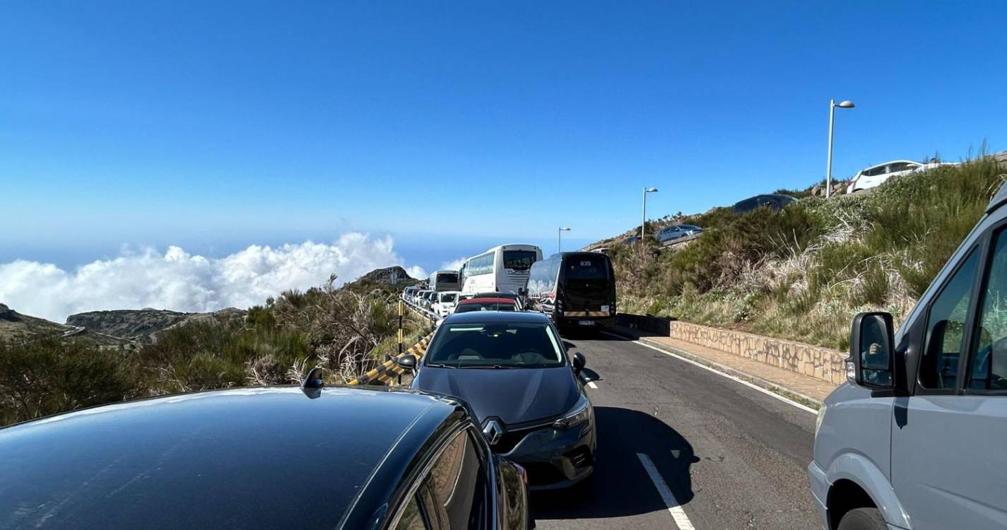 Estacionamento abusivo volta a ‘entupir’ Pico do Areeiro (com fotos)