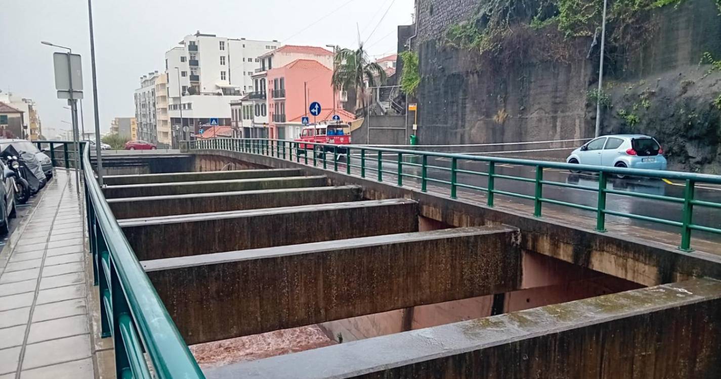 Perigo de derrocada encerra estrada entre os Viveiros e 5 de Outubro