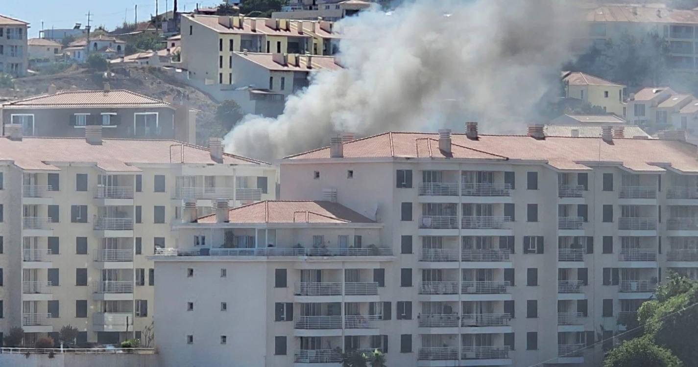 Incêndio em casa devoluta na zona da Azenha mobiliza 2 corporações