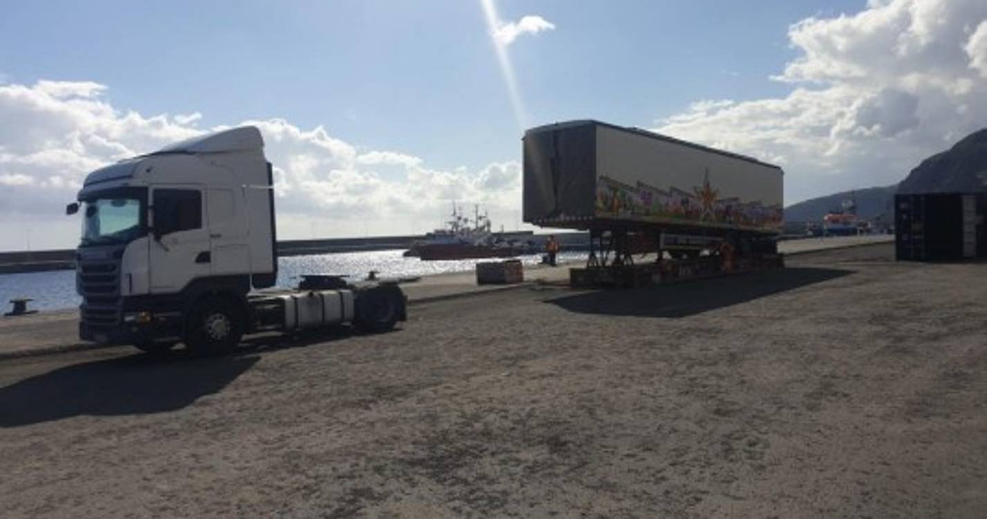 Equipamentos para a feira de Natal no Funchal descarregados no Caniçal (com fotos)