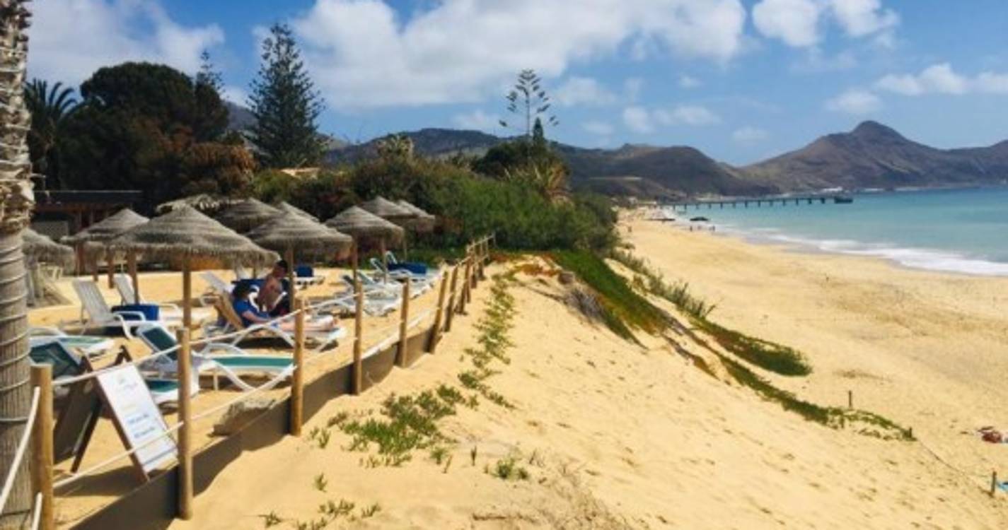 Praia do Porto Santo pode ter intervenção artificial para evitar chegada do calhau (com fotos)