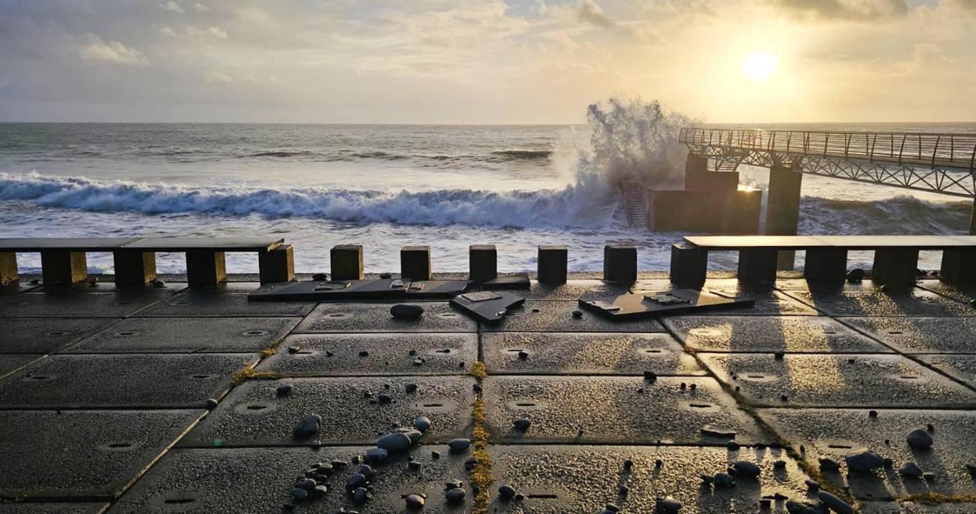 Força do mar deixa rasto de destruição na Madalena do Mar (fotos)