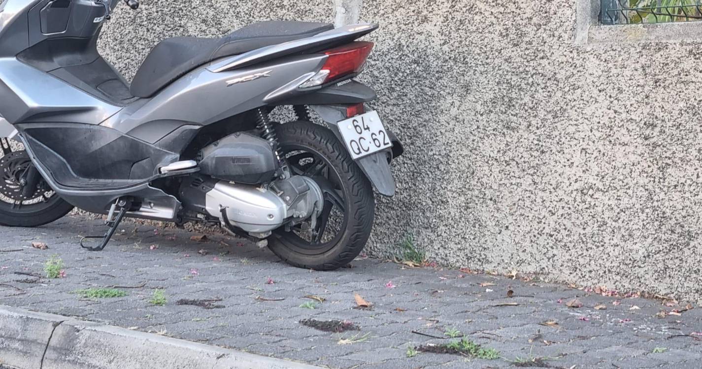 Moto abandonada há vários dias em rua do Funchal
