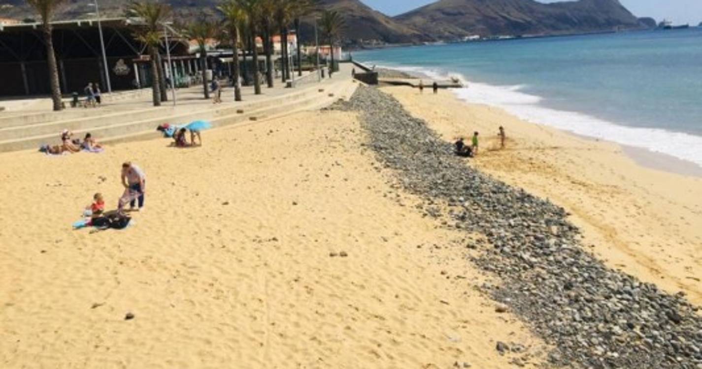 Praia do Porto Santo pode ter intervenção artificial para evitar chegada do calhau (com fotos)