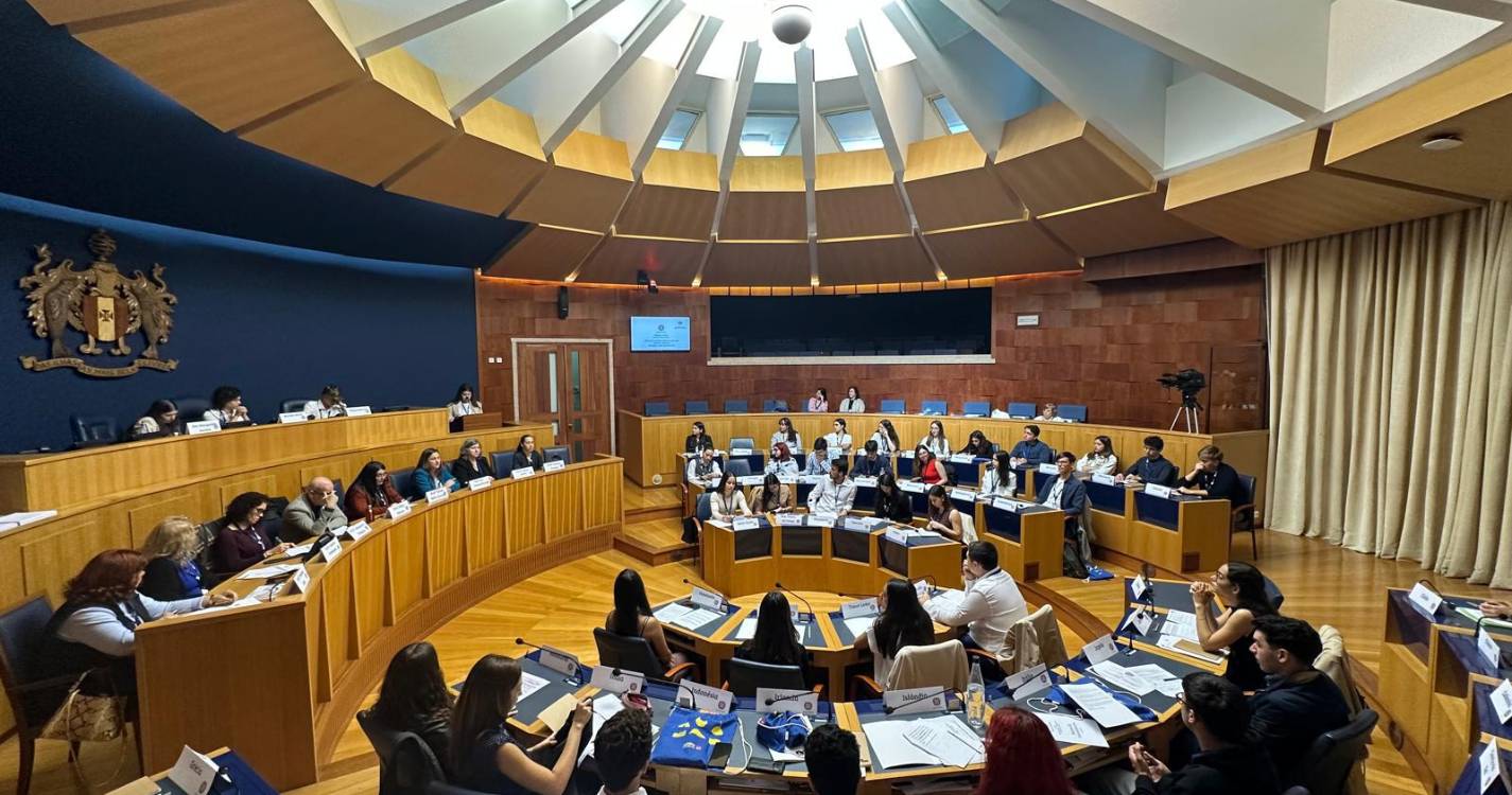 Jovens simulam reunião das Nações Unidas