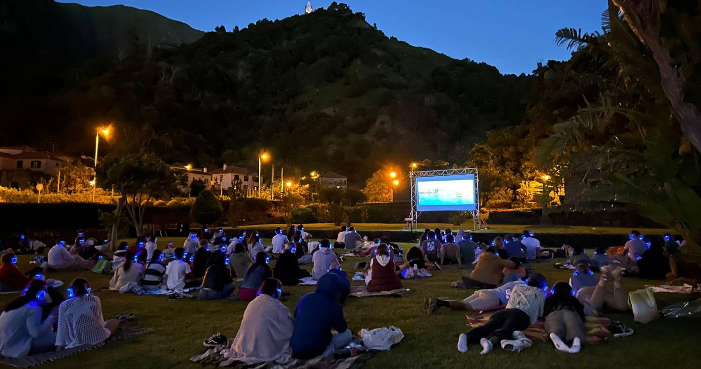 Cinema ao ar livre e festa silenciosa marcam Semana da Juventude de São Vicente
