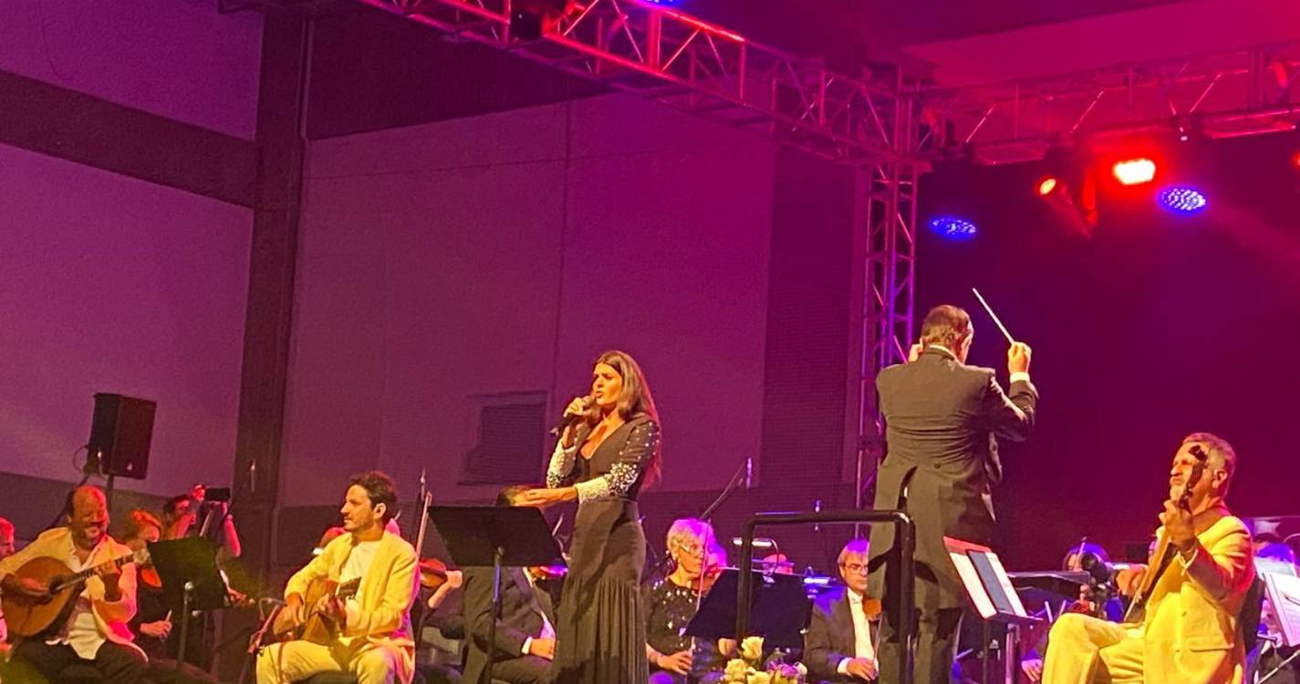 Cuca Roseta canta Autonomia em Câmara de Lobos