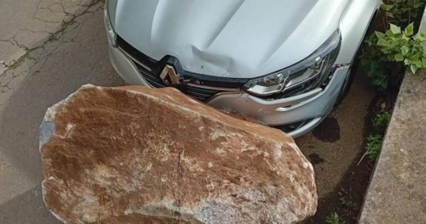 Derrocada atingiu viatura na Fajã das Galinhas (com fotos)