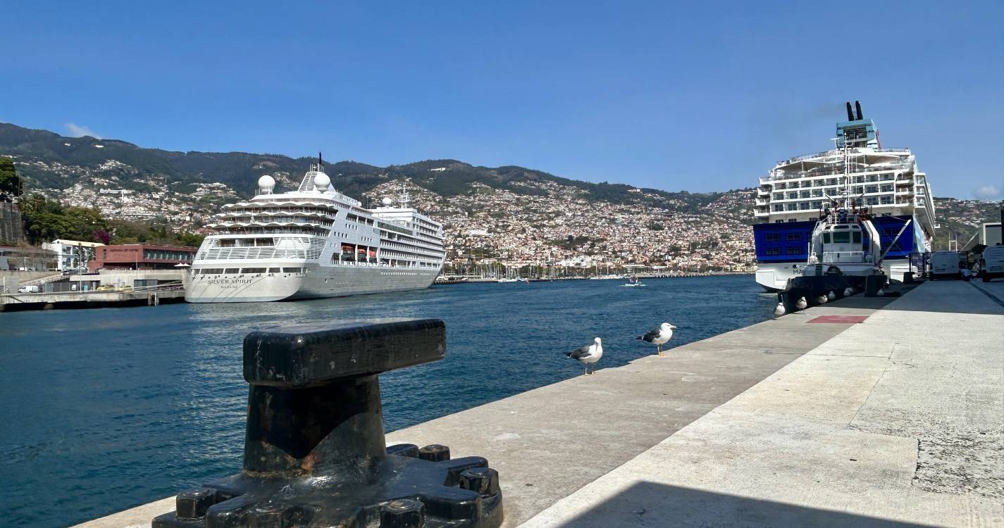 Dois navios a passar a noite na cidade