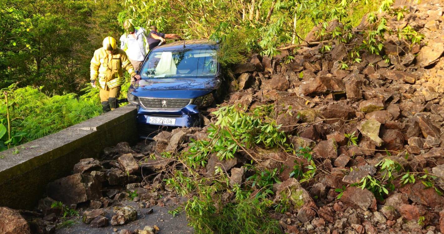 Veja como ficou a viatura atingida por uma derrocada na Boaventura