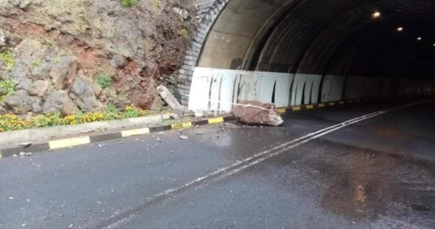 Queda de pedra de grande porte encerra túnel em Santa Cruz (com fotos)