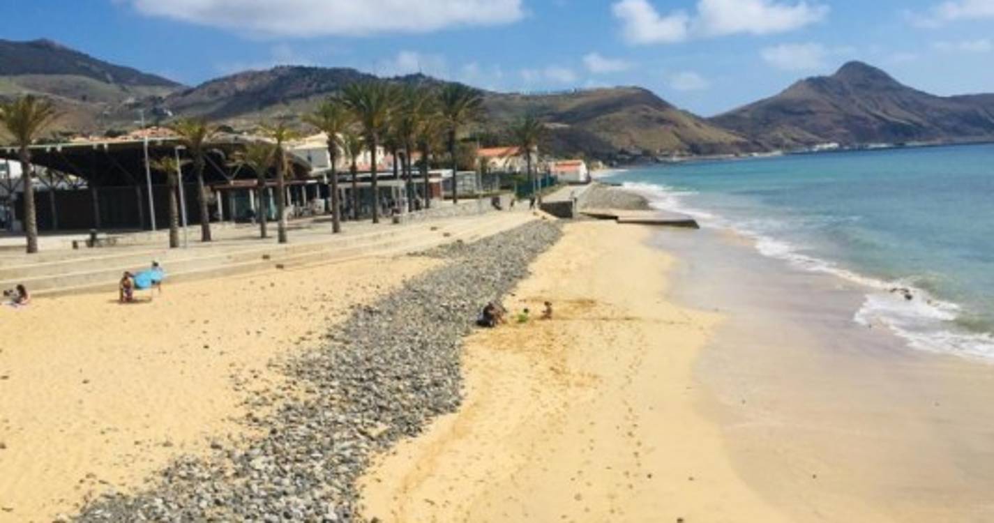 Praia do Porto Santo pode ter intervenção artificial para evitar chegada do calhau (com fotos)