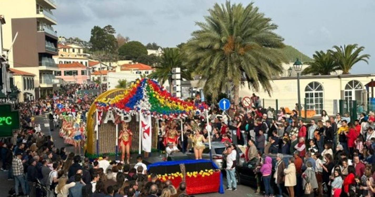 Carnaval com cerca de 700 foliões a desfilar pelas ruas de Santa Cruz (com fotos)