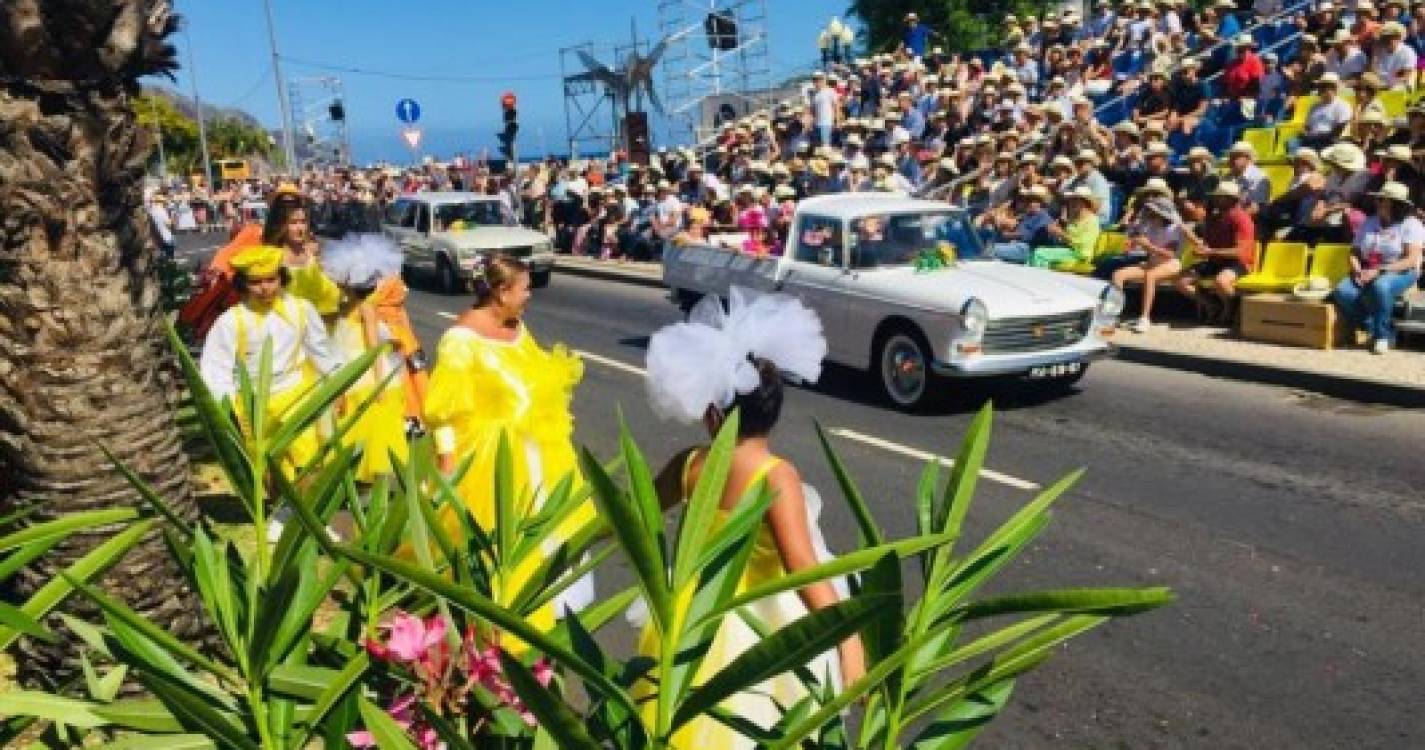 &#34;Madeira Flower Classic Auto Parade&#34; encheu Avenida do Mar de flores e de carros clássicos