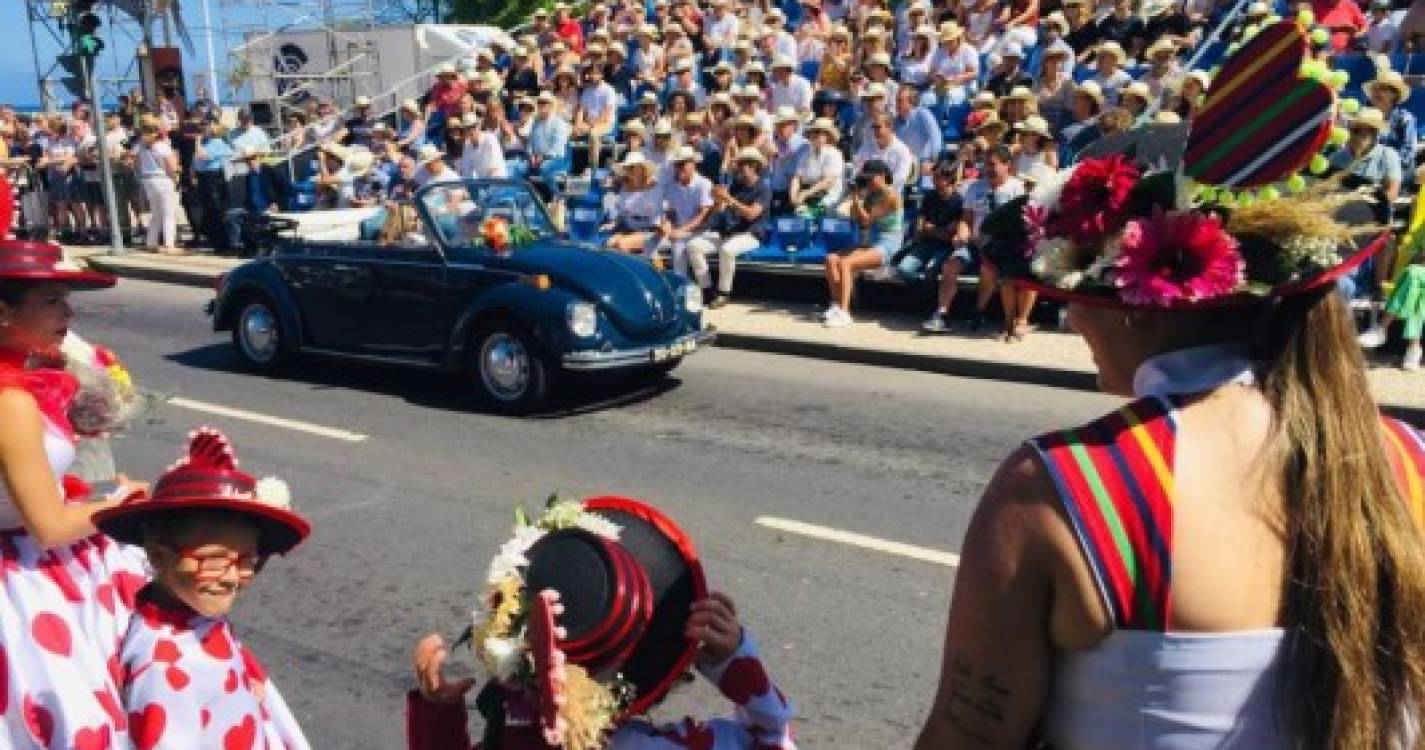Flores e automóveis clássicos dão cor à baixa funchalense no ‘Madeira Flower Classic Auto Parade’
