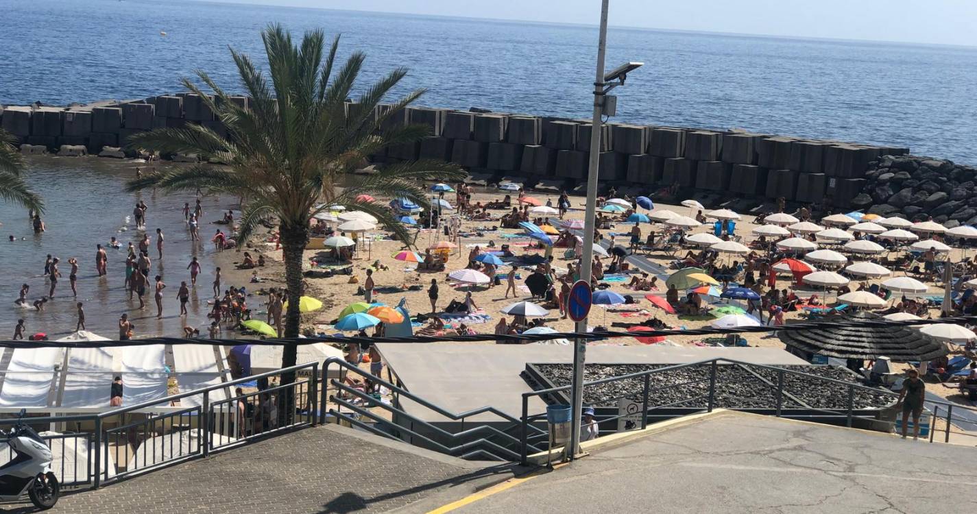 Praia da Calheta com boa moldura humana