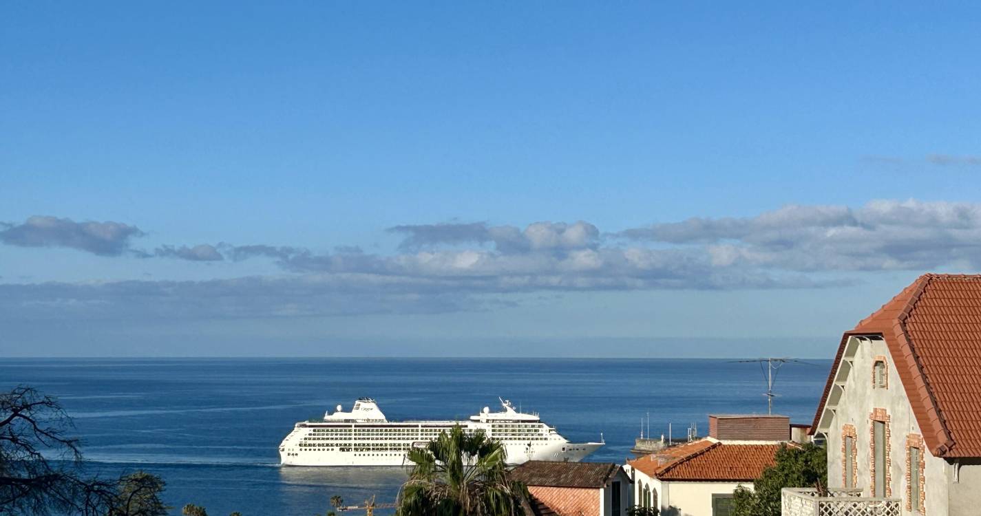 Mil pessoas de visita ao Porto do Funchal este sábado