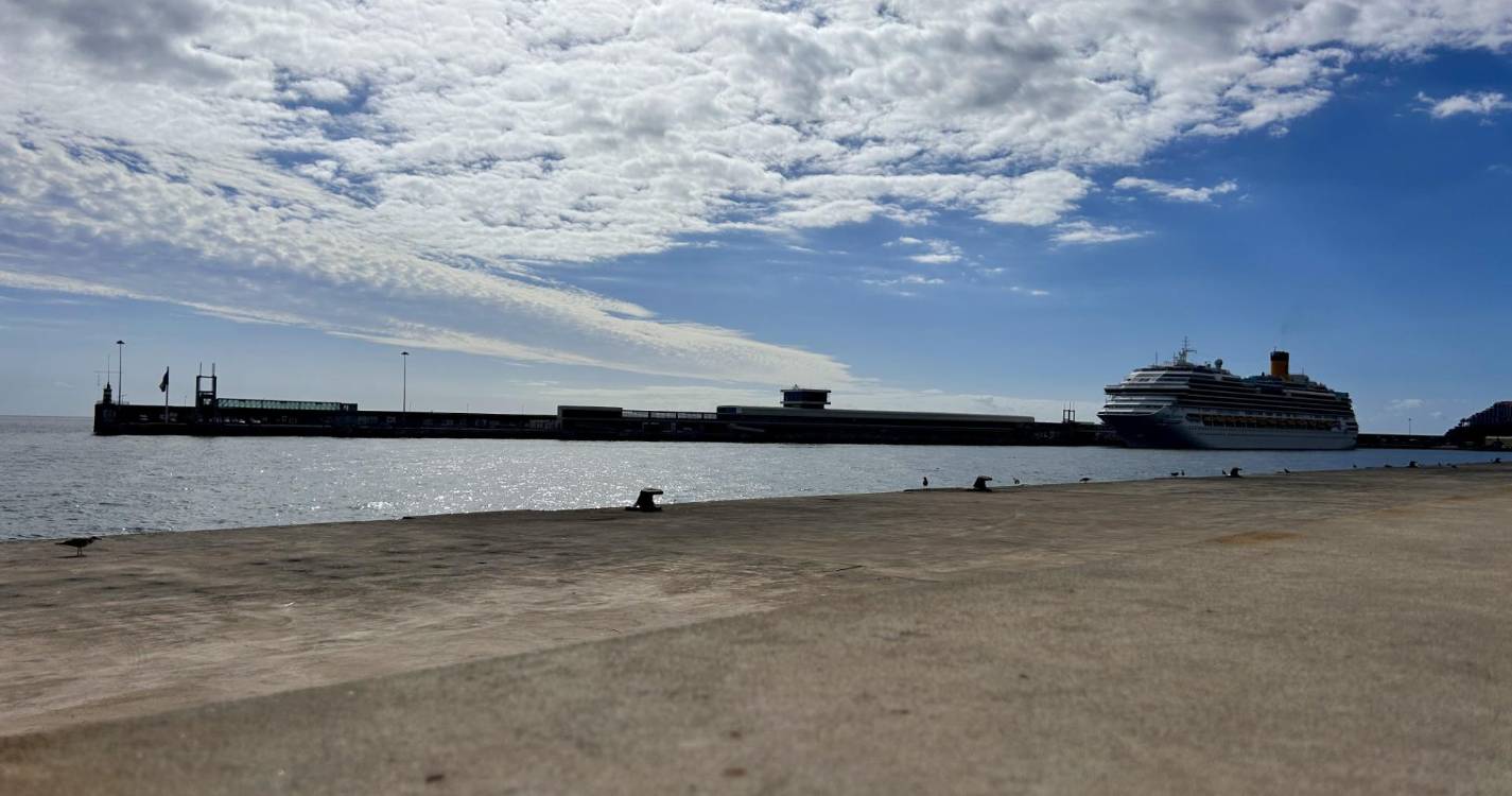 Costa Favolosa passa o dia na pontinha