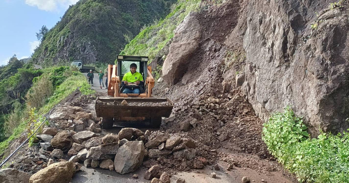 Faial: Derrocada condiciona estrada na Fajã do Mar (com fotos)