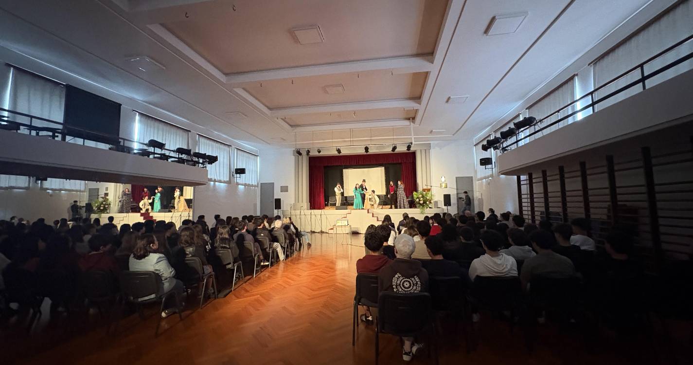 Personagens de ‘Amor de Perdição’ levam Camilo a tribunal em palco escolar