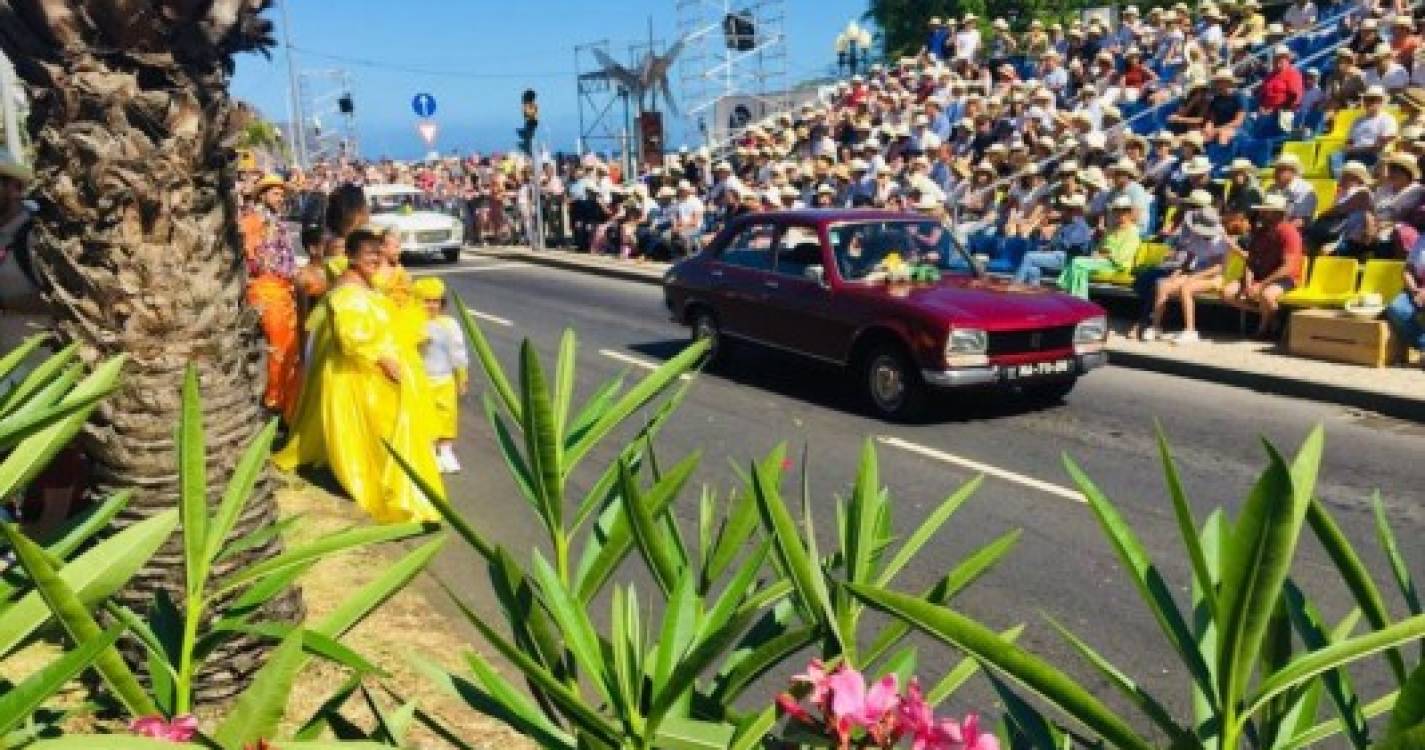 &#34;Madeira Flower Classic Auto Parade&#34; encheu Avenida do Mar de flores e de carros clássicos