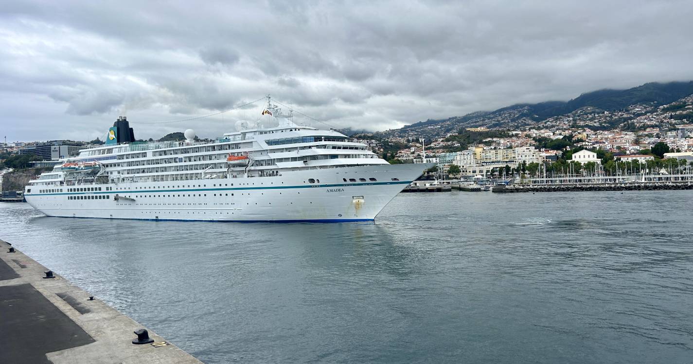 Amadea passa a noite no Porto do Funchal