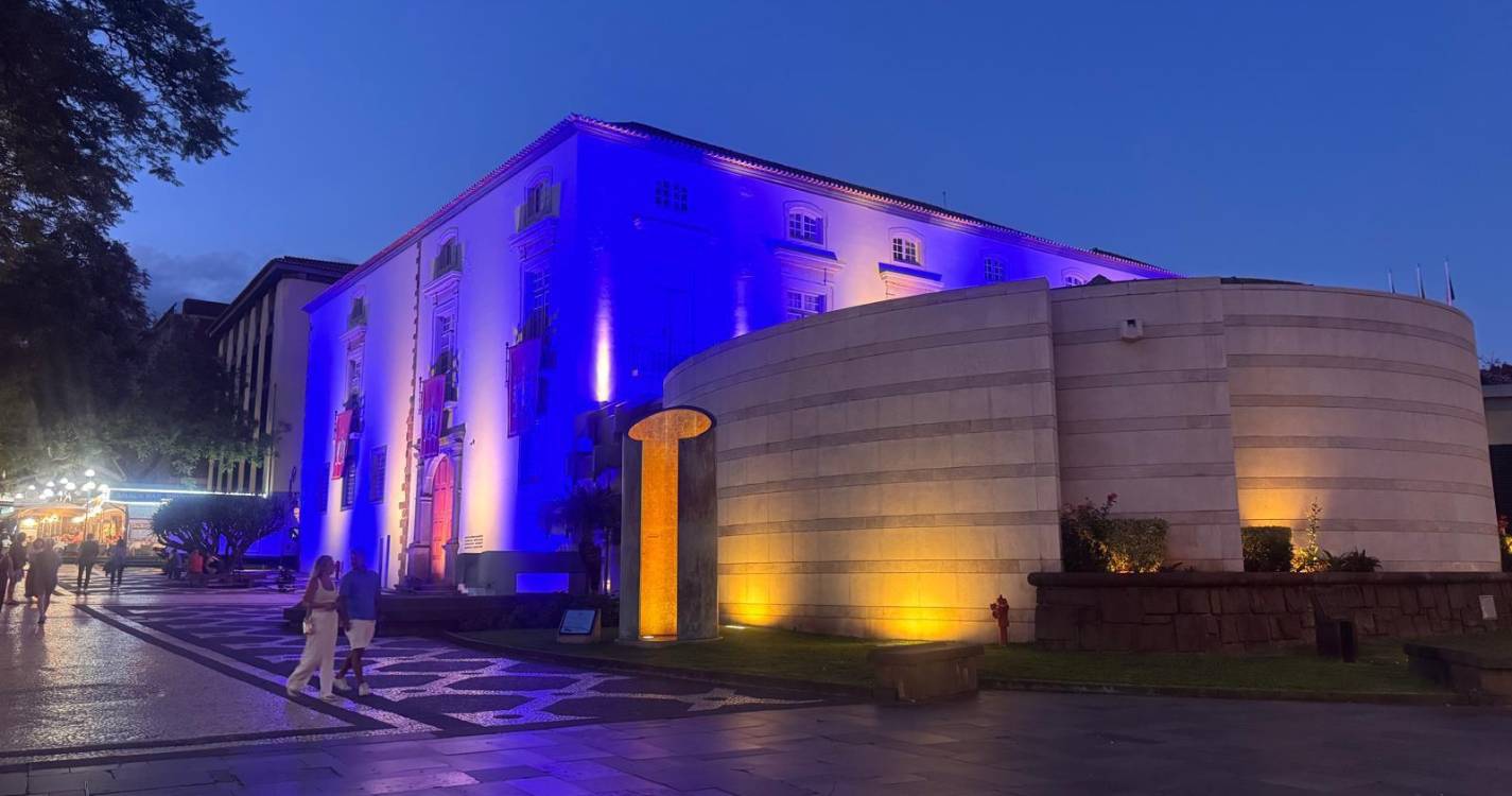 Edifício do Parlamento madeirense iluminou-se de azul e amarelo