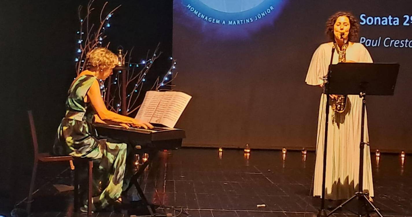 Poesia levou várias pessoas ao palco do Fórum Machico (com fotos)