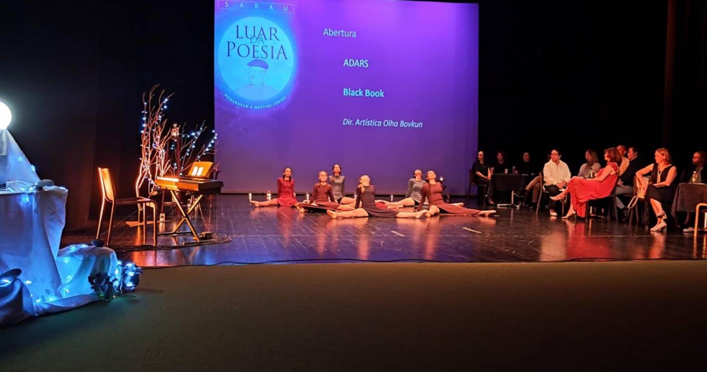 Poesia levou várias pessoas ao palco do Fórum Machico (com fotos)