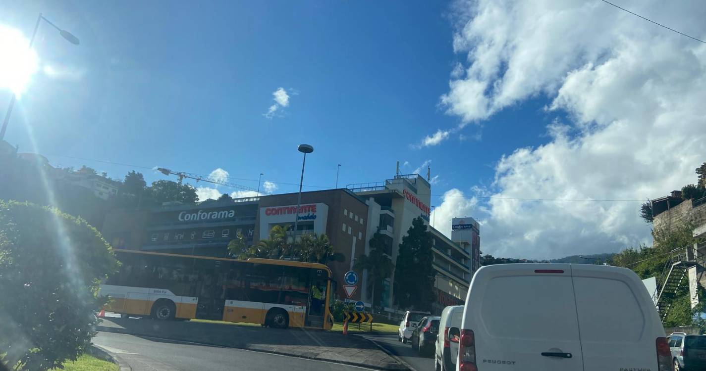 Avaria em autocarro agrava trânsito nos Viveiros