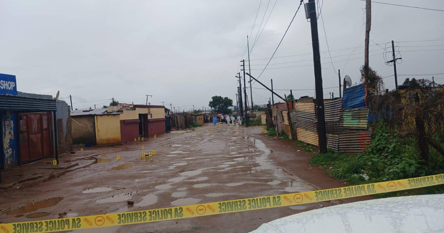 Homens armados matam nove pessoas perto de Joanesburgo