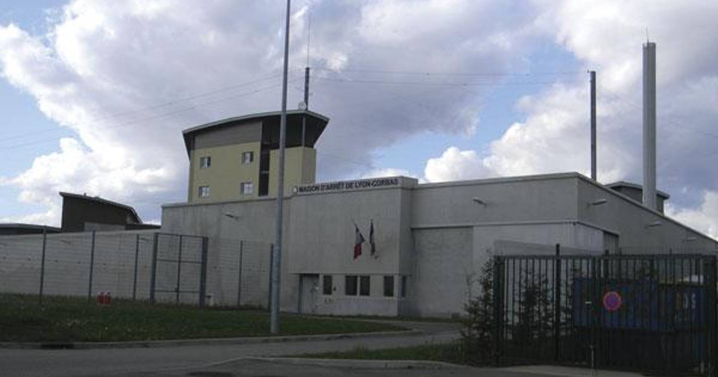 Prisões francesas alvo de incêndios de veículos e disparos de armas automáticas