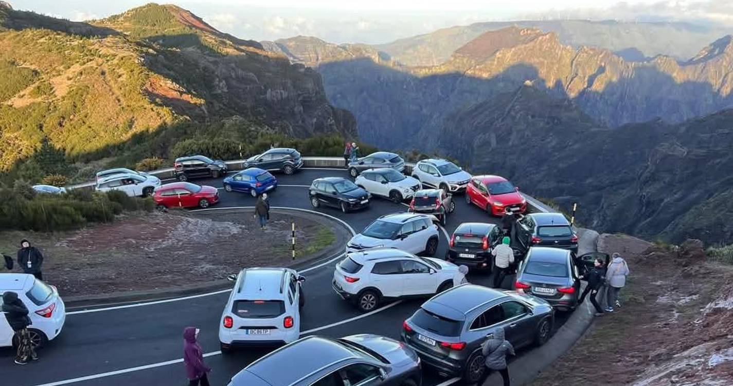 Caos no Pico do Areeiro com trânsito a colapsar com chegada da neve (com vídeo e fotos)