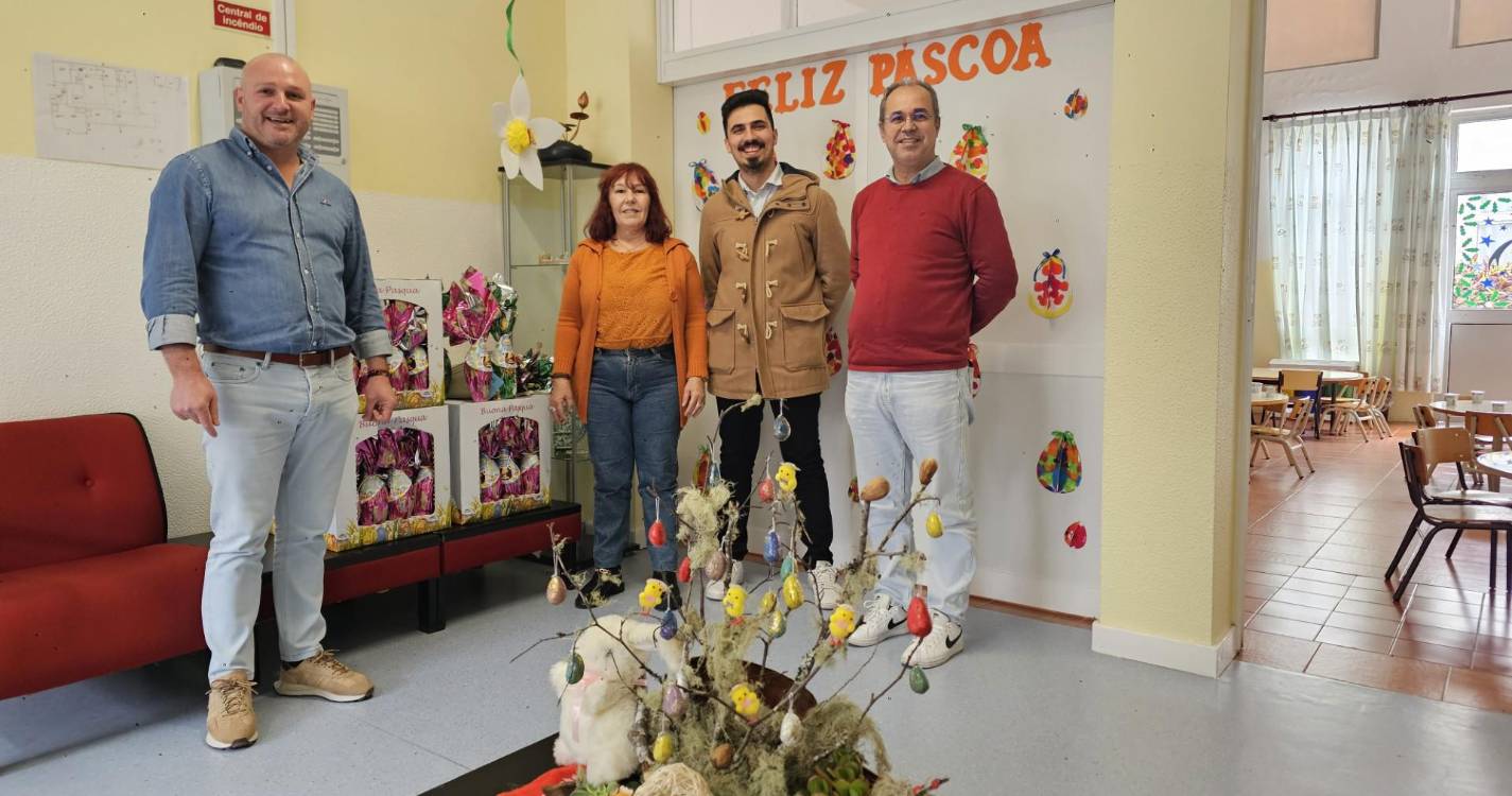 Junta da Ribeira Brava ofereceu ovos e amêndoas às escolas da freguesia