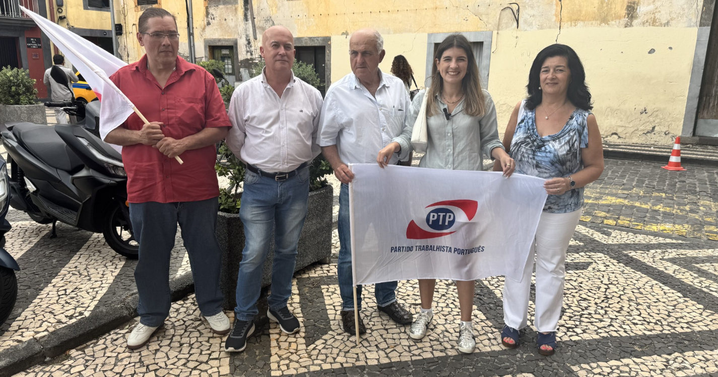 “Campos de golfe para uns, rua para outros”: PTP acusa PSD de “loucura demencial”