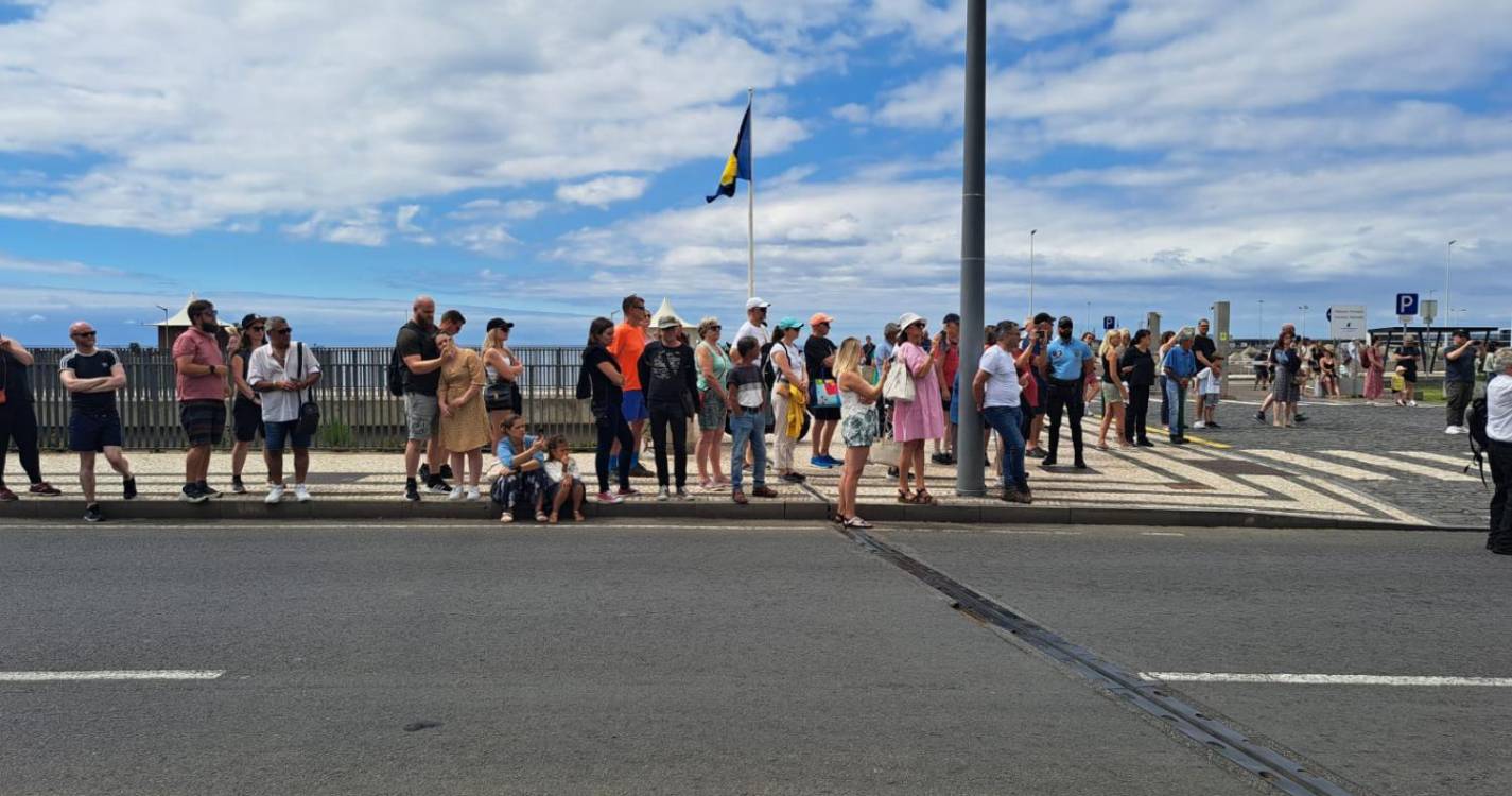 Muitos madeirenses e turistas assistem à cerimónia de deposição de flores