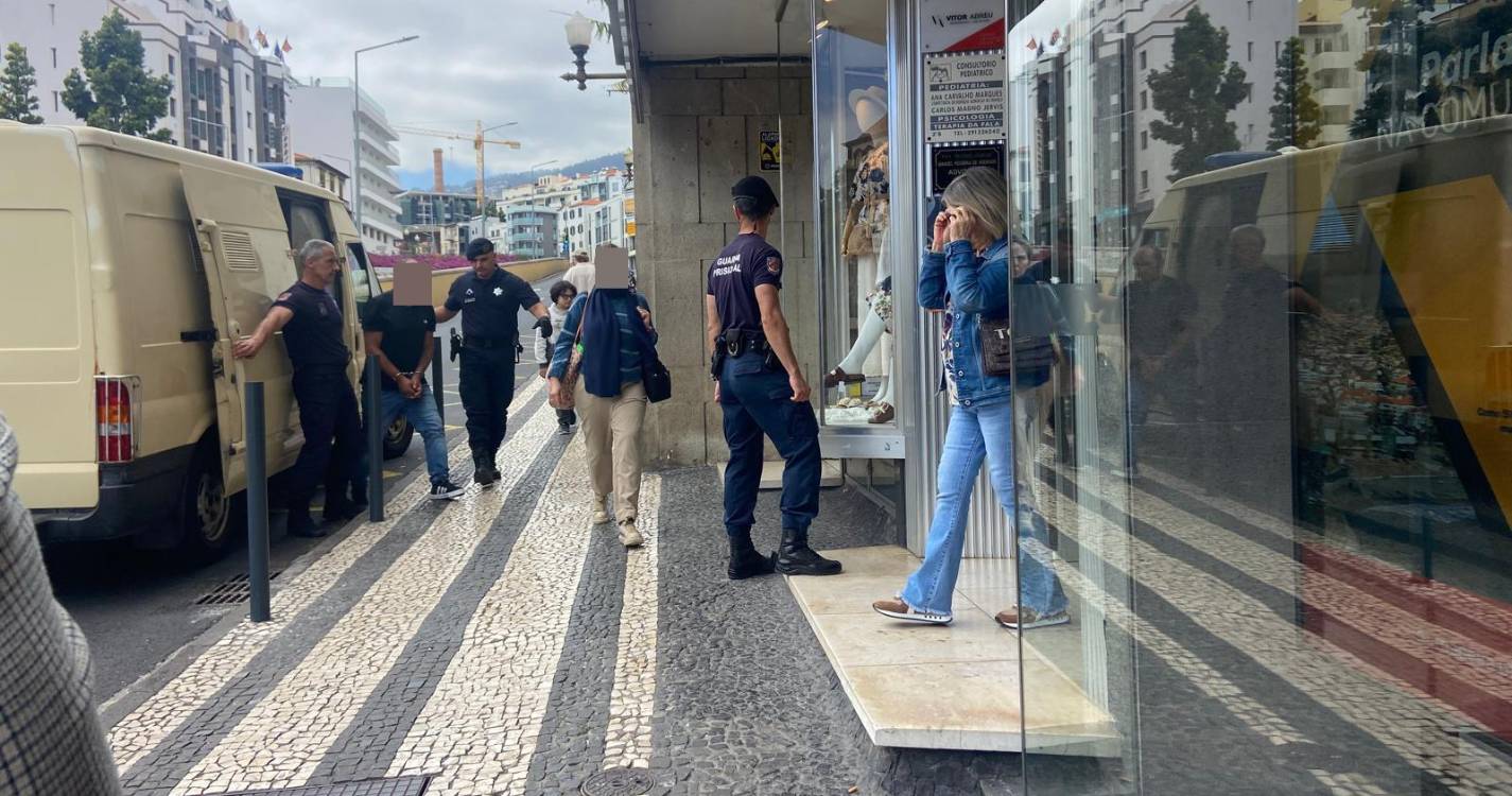 Carrinha celular desperta curiosidade na Rua 31 de Janeiro
