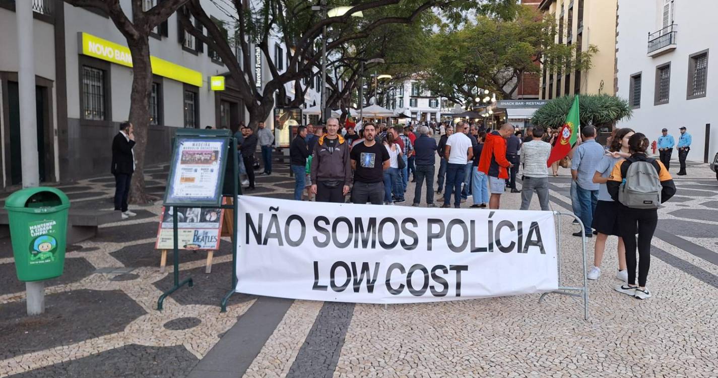 Forças de segurança em manifestação junto à Assembleia