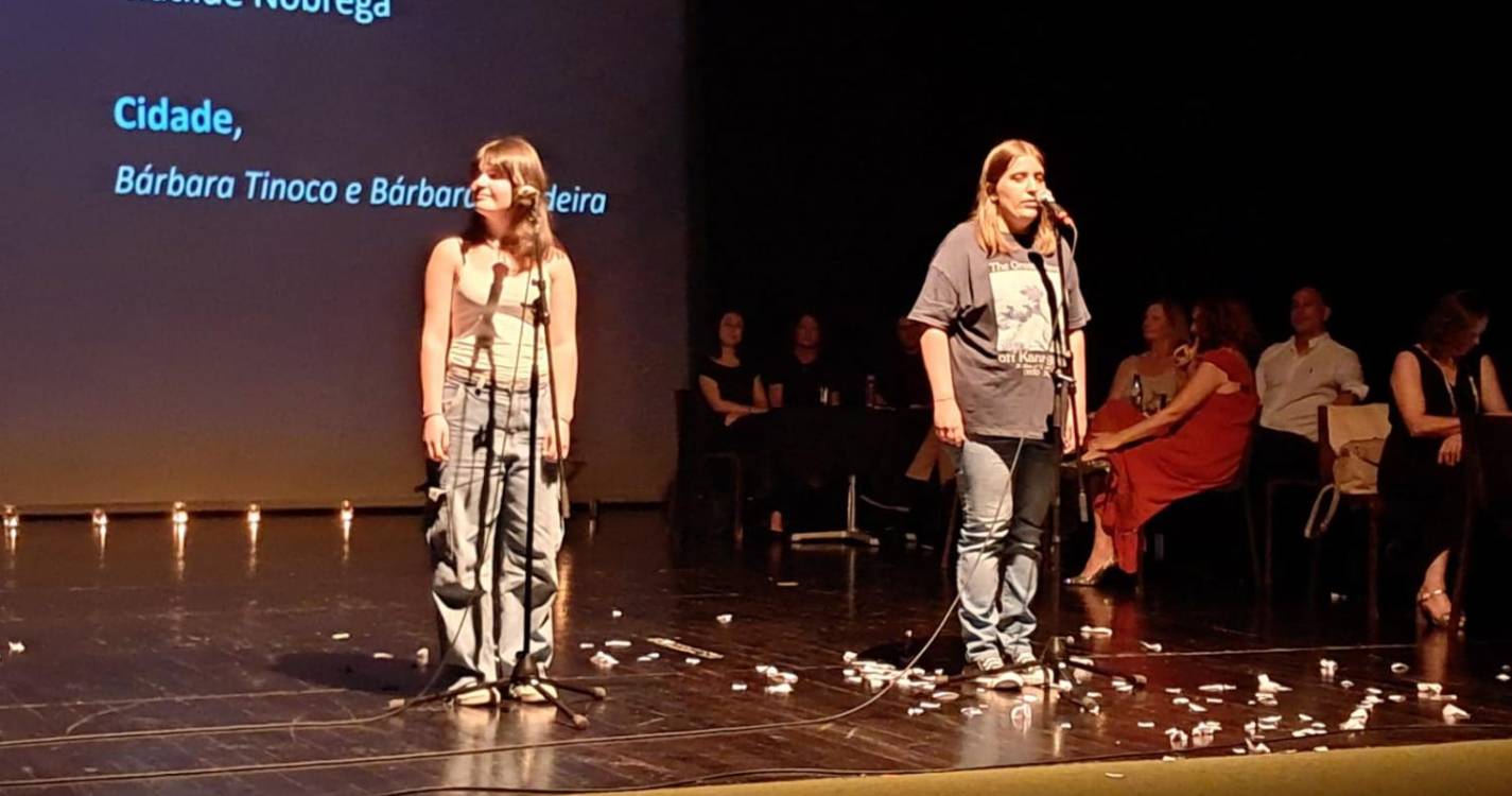 Poesia levou várias pessoas ao palco do Fórum Machico (com fotos)