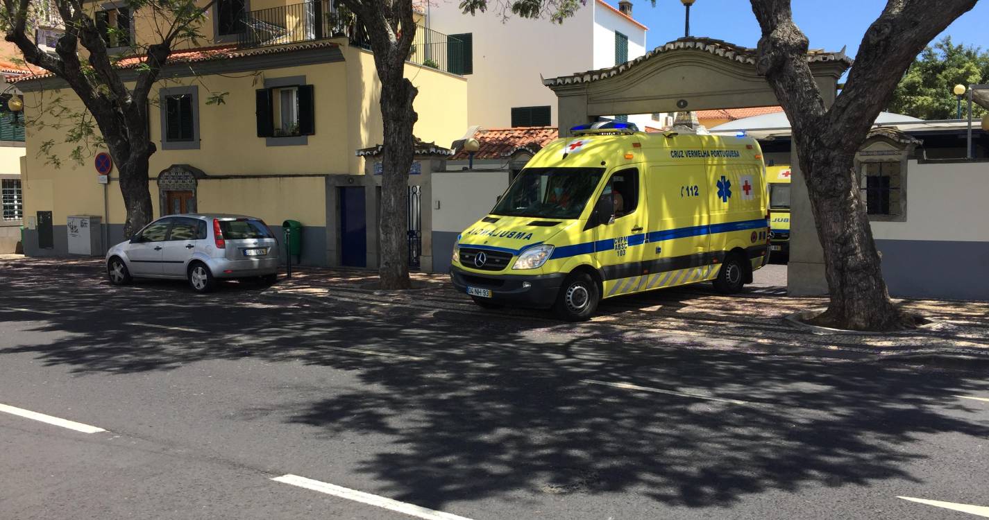 Mulher ferida após despiste de skate elétrico no Caniço