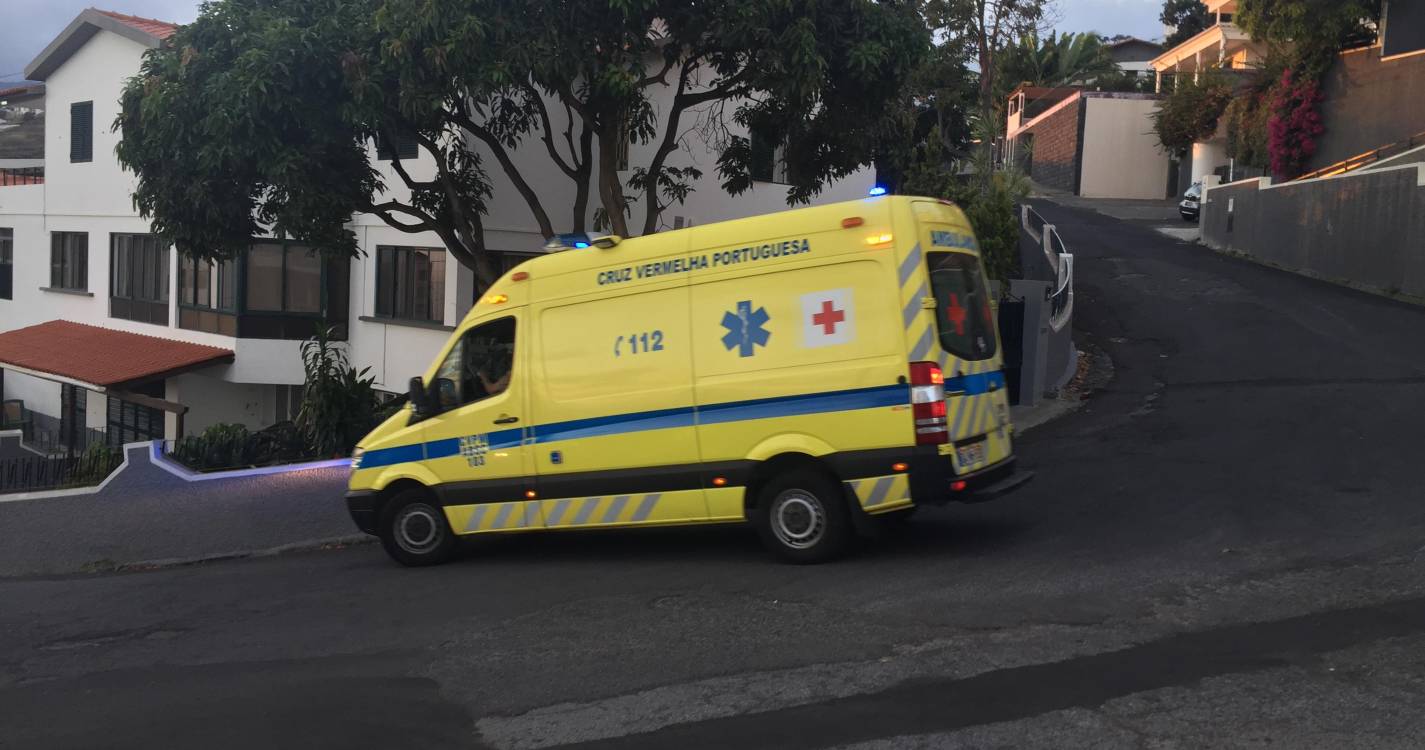 Trabalhadora ferida após palete cair em cima dos dedos