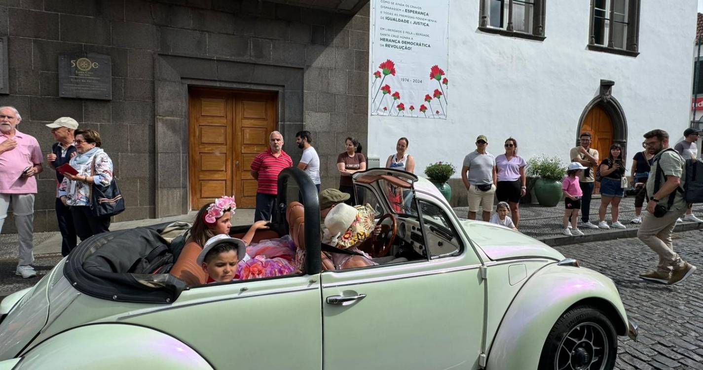 Carros clássicos e cortejo encerram Santa Cruz em Flor em beleza (com fotos)