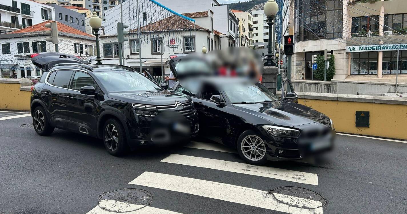 Choque entre viaturas na 5 de Outubro