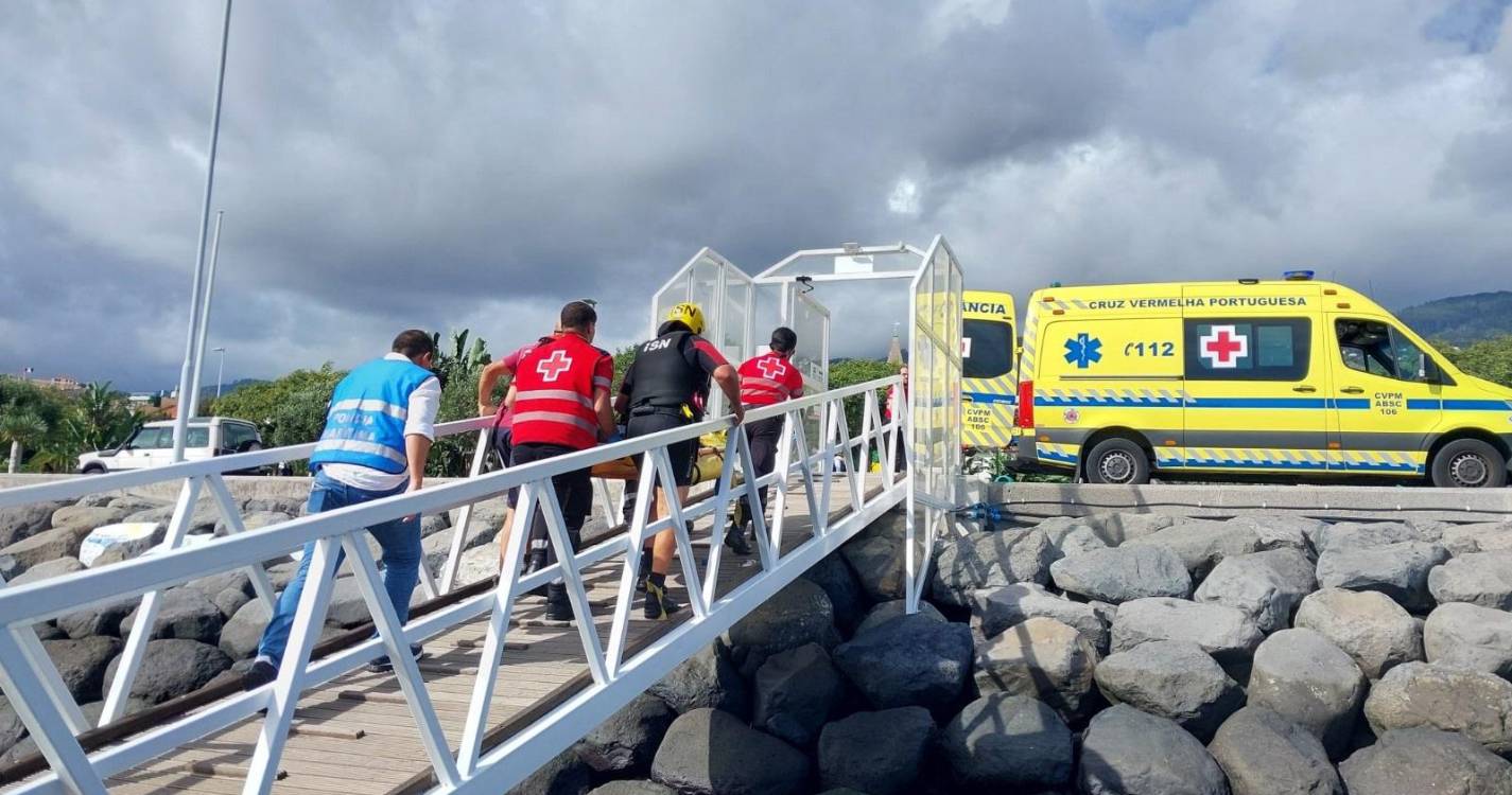Homem estrangeiro resgatado na Ponta do Garajau