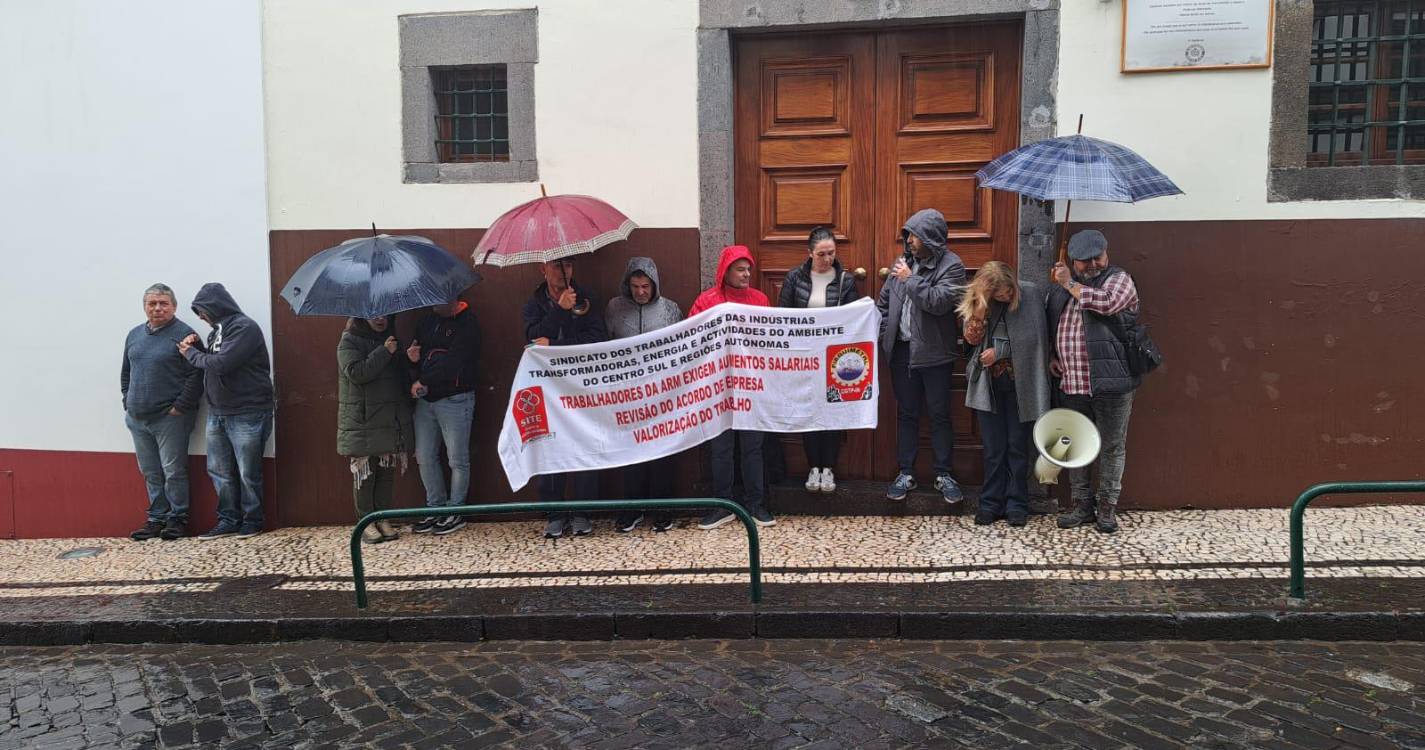 Alguns trabalhadores da ARM lutam debaixo de chuva por melhores salários e podem voltar à greve (com fotos)