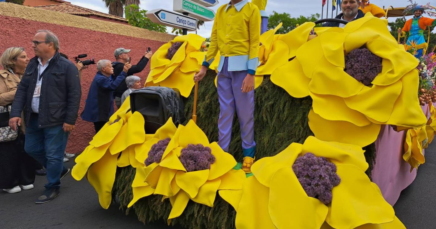 Cortejo da Festa da Cebola cheio de cor e alegria