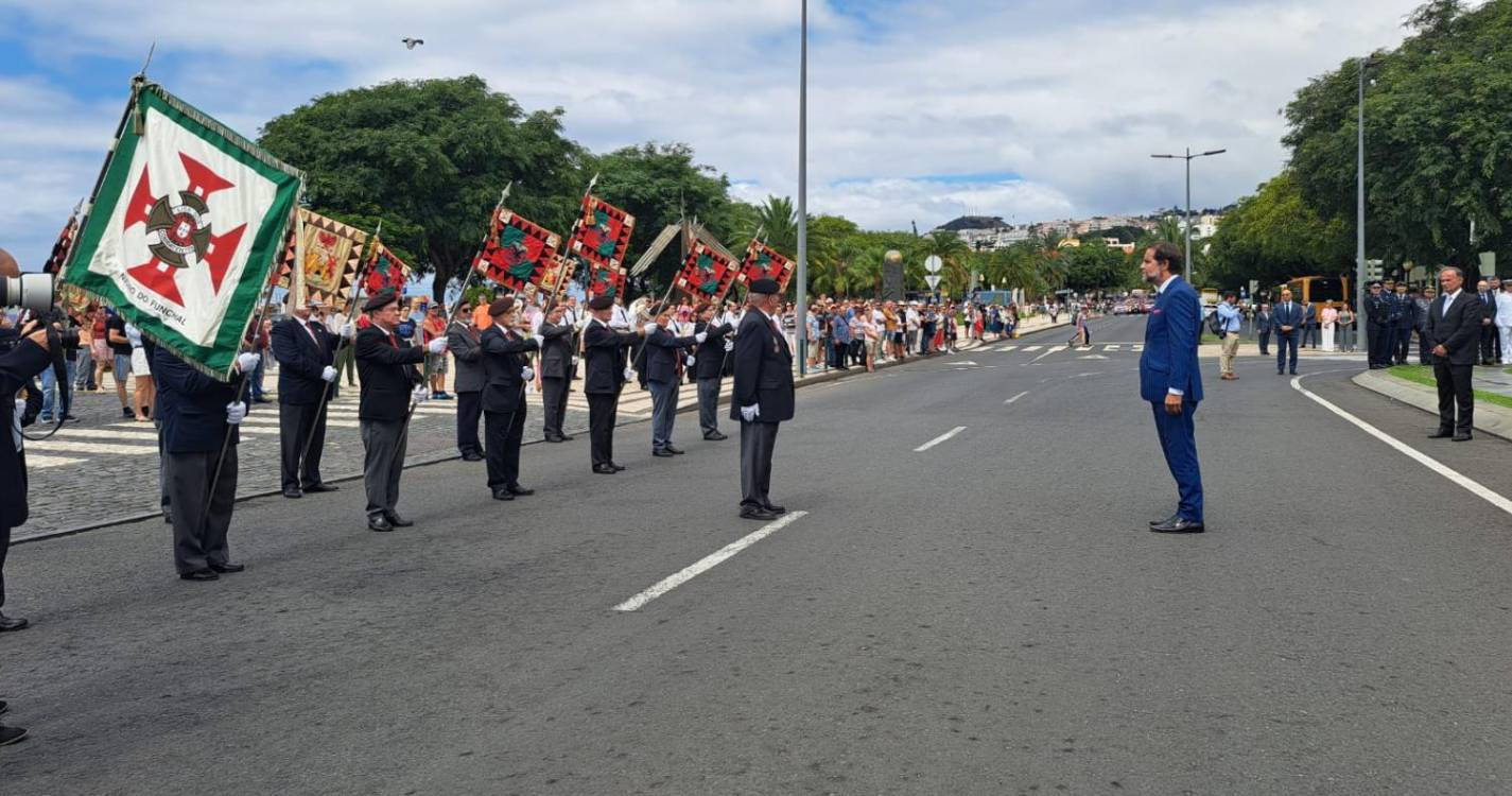 Muitos madeirenses e turistas assistem à cerimónia de deposição de flores